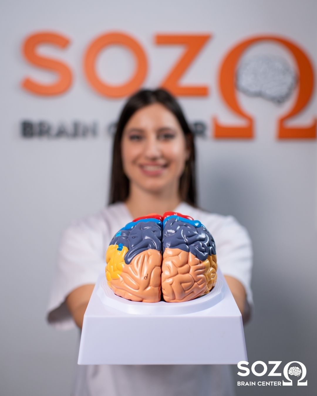 Ärztin mit anatomischem Gehirnmodell bei SOZO Brain Center
